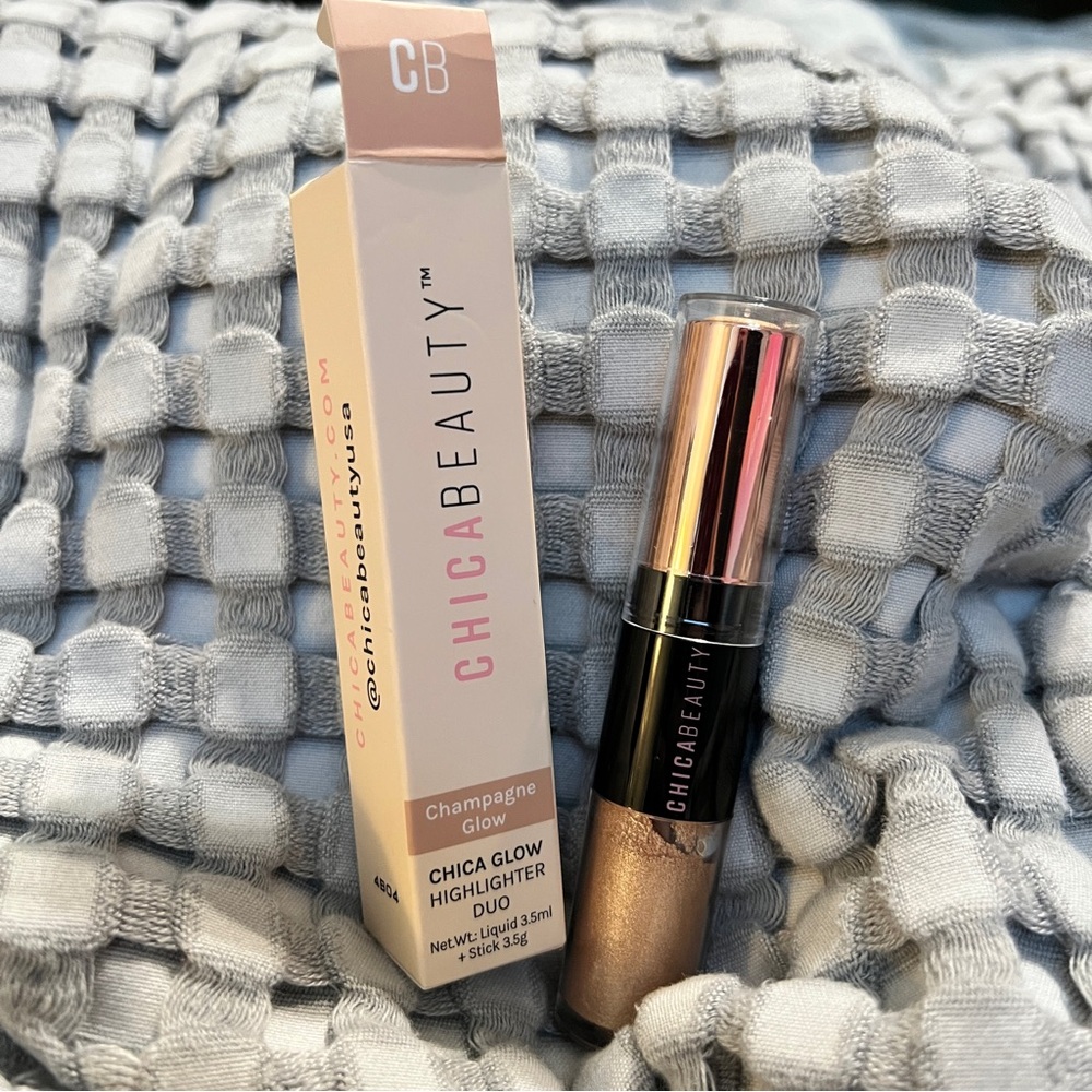 NEW! Champagne Glow Highlighter Duo